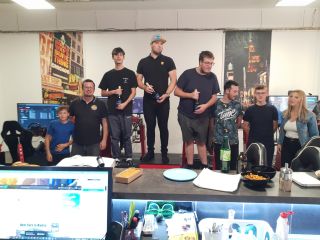 Nedělní závod je za námi, souboje na trati byly fakt ve velkém stylu a do poslední chvíle nebylo jasné, kdo bude vítězem....